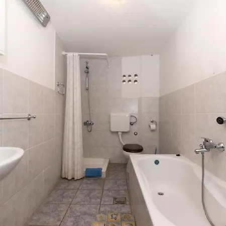 Apartments Jaksa Vis